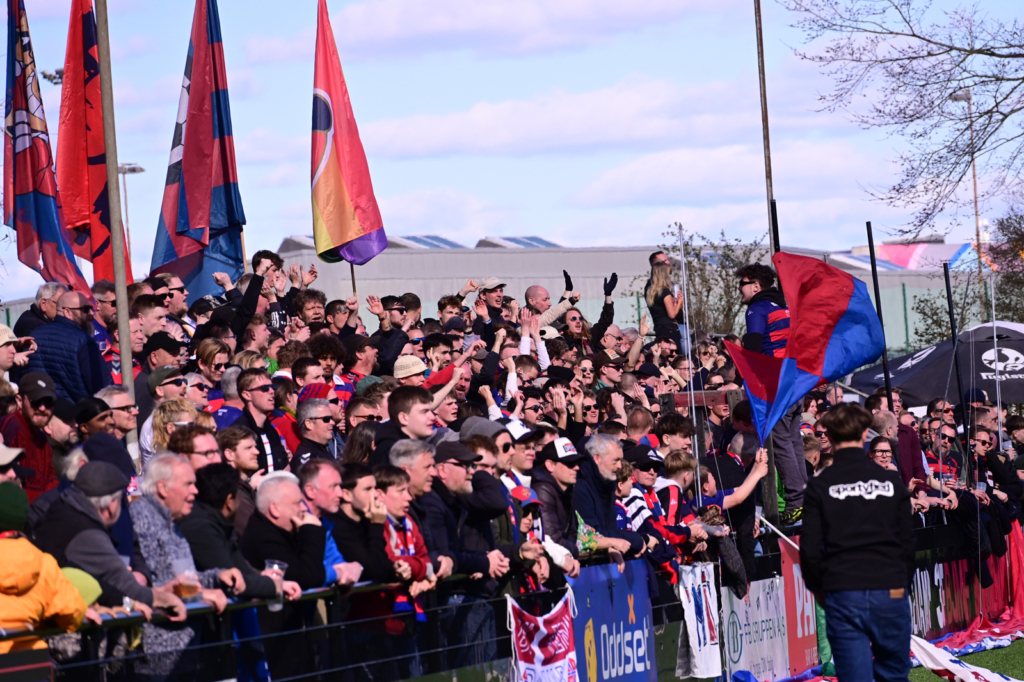 Rødder på tribunen